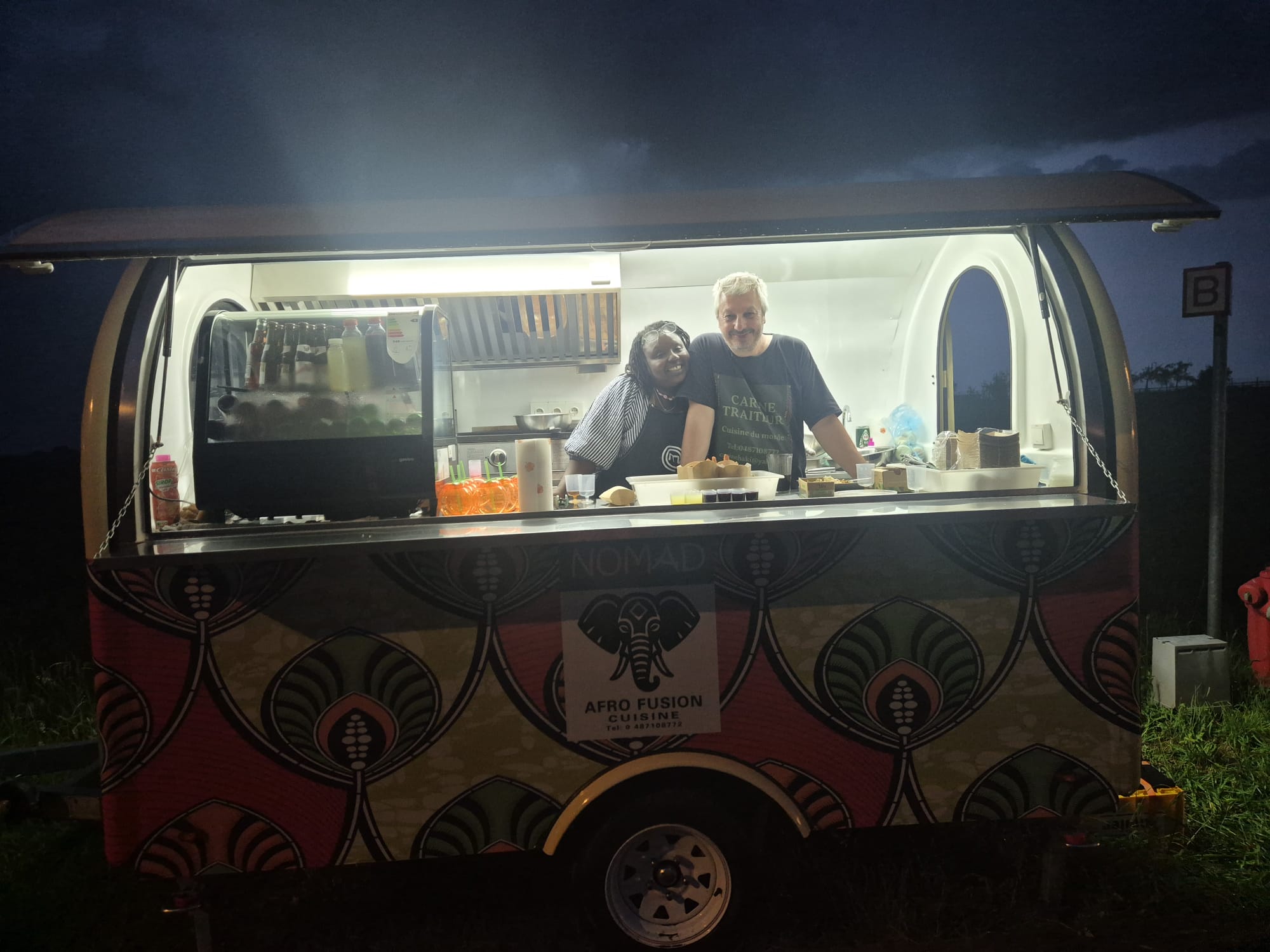 Le food truck éclairé en soirée