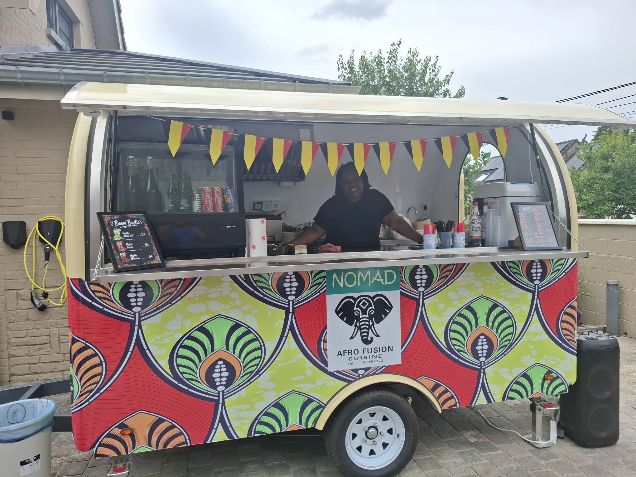 Carine au comptoir de son food truck